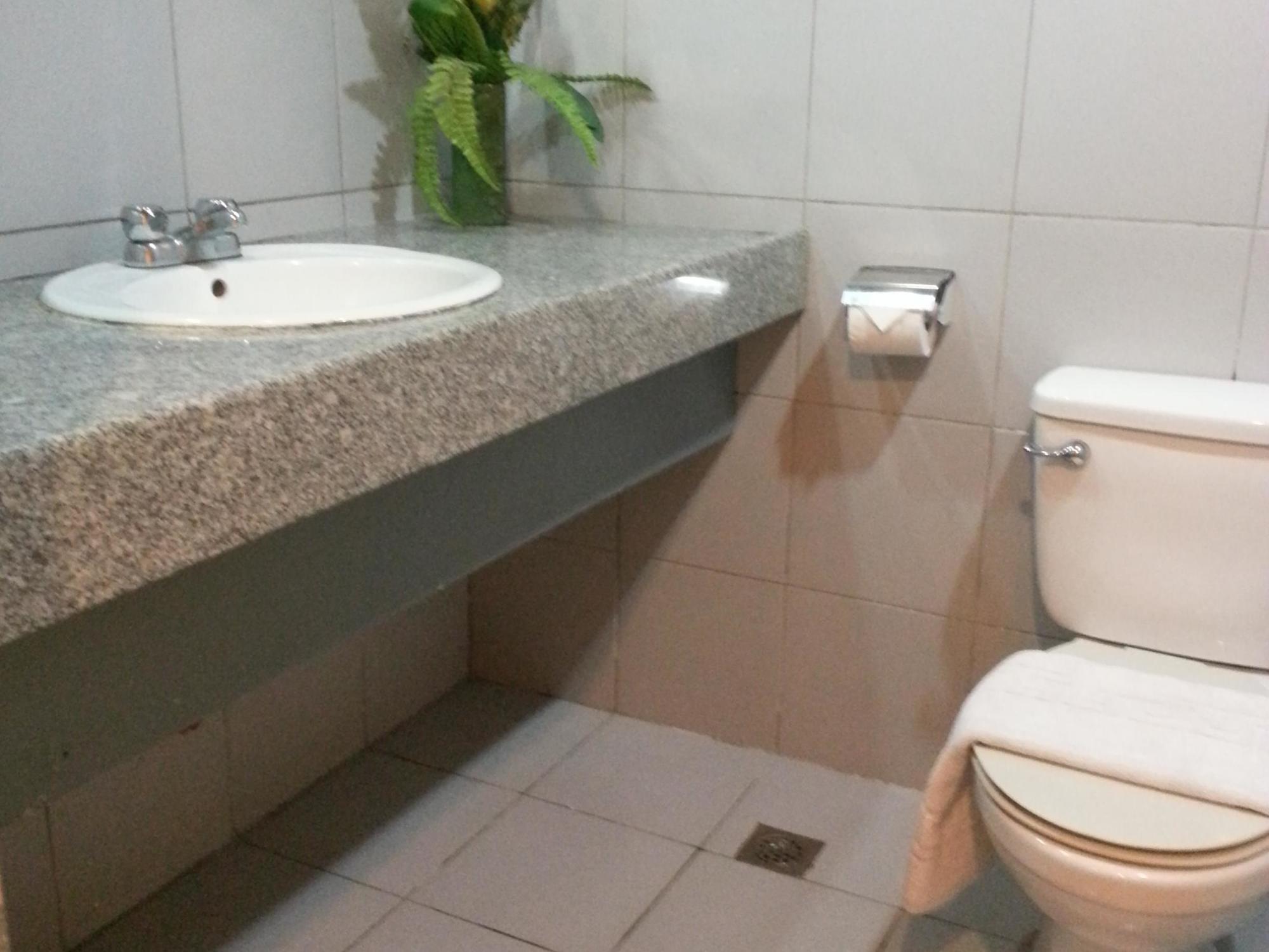 V Hotel Manila Zewnętrze zdjęcie