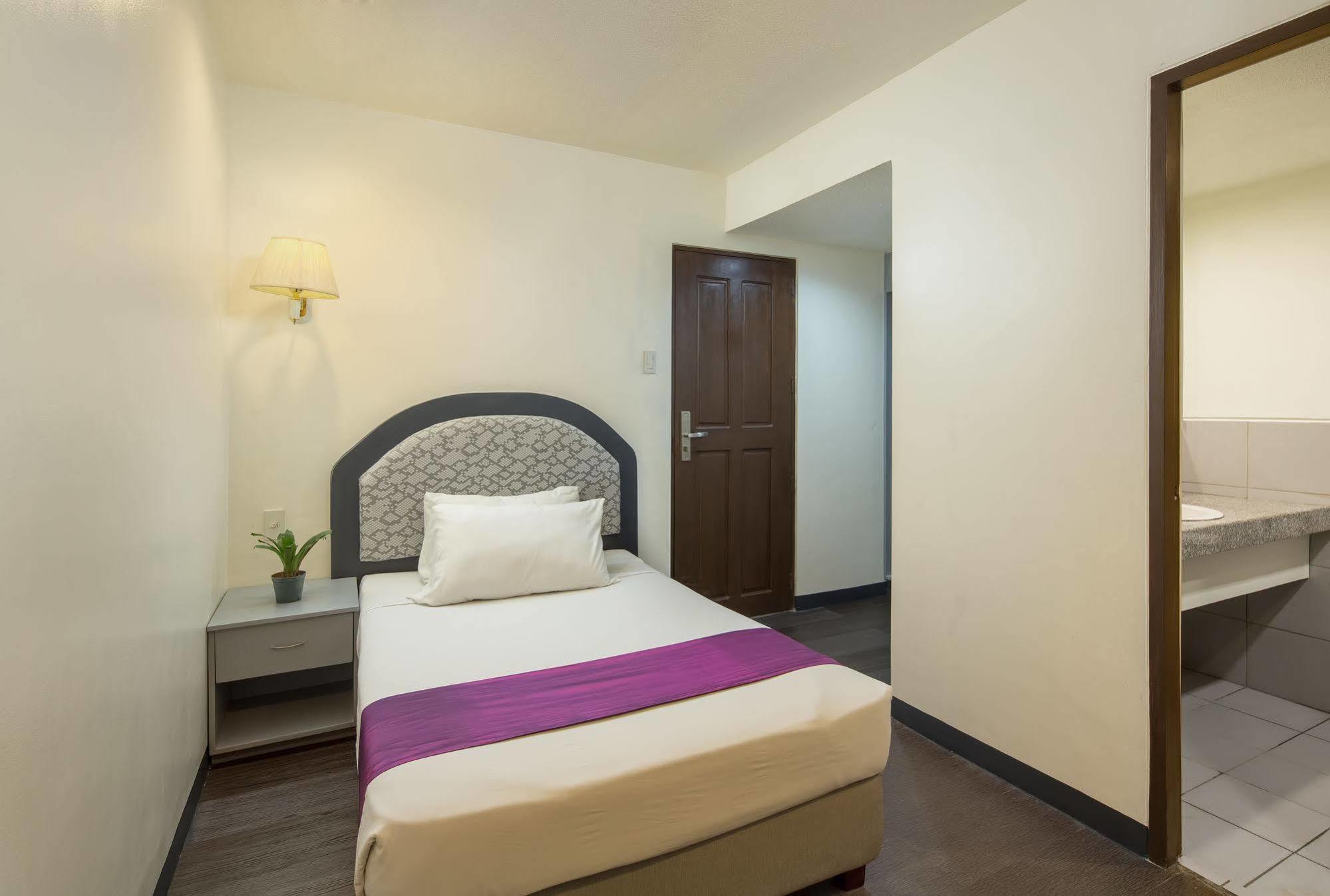 V Hotel Manila Zewnętrze zdjęcie